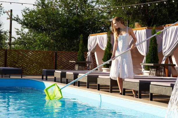 swimming pool cleaning service